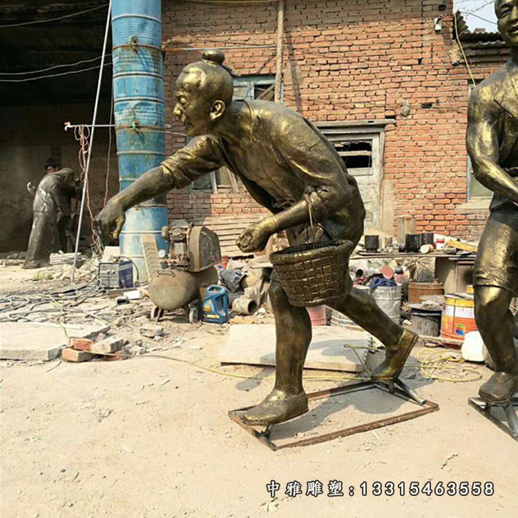 播撒种子的古代农民铜雕