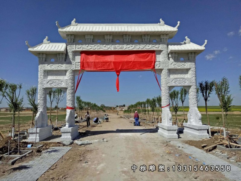 村口道路石牌坊雕塑，石雕牌坊