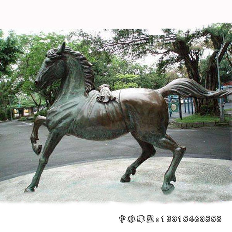 公园奔跑的青铜马