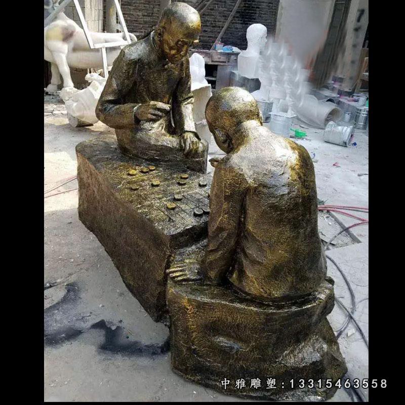 仿铜人物下棋景观雕塑，玻璃钢仿铜小品雕塑