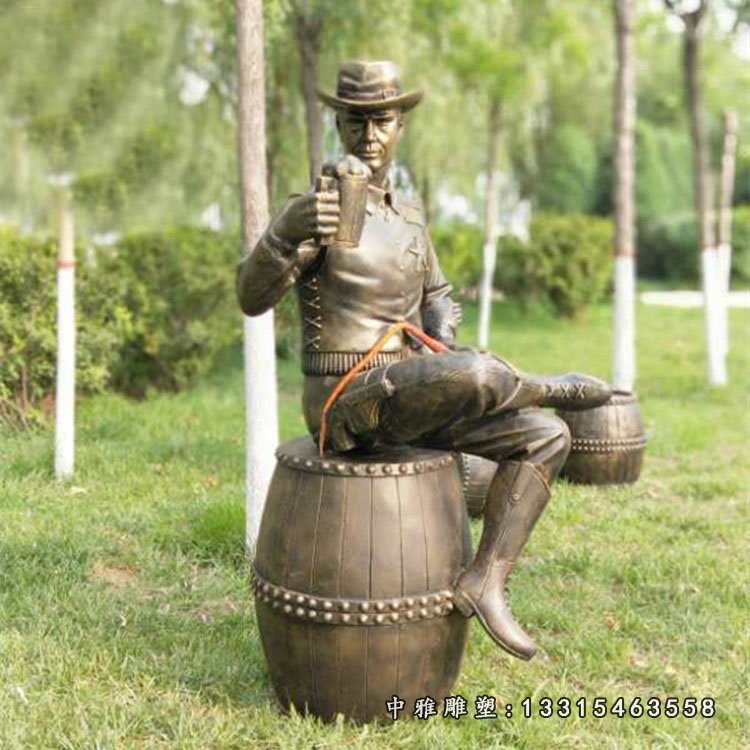 玻璃钢仿铜西部牛仔喝啤酒雕塑，园林景观摆件