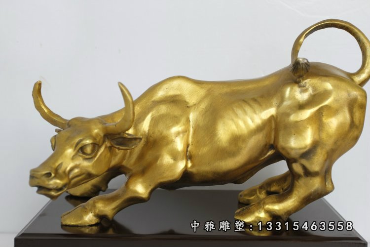 华尔街牛，街边景观雕塑