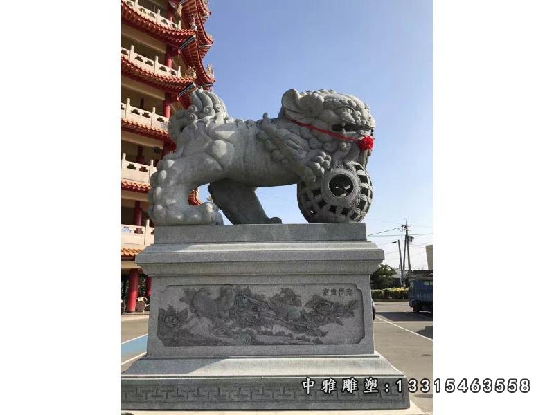 青石看门石狮子
