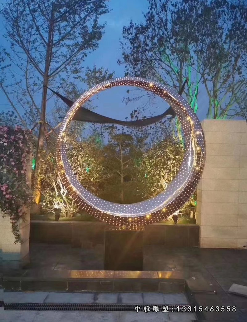 不锈钢镂空彩绘景观雕塑