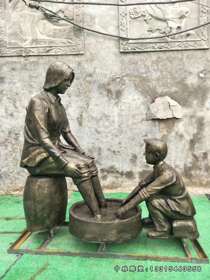 给妈妈洗脚现代孝道人物铜雕