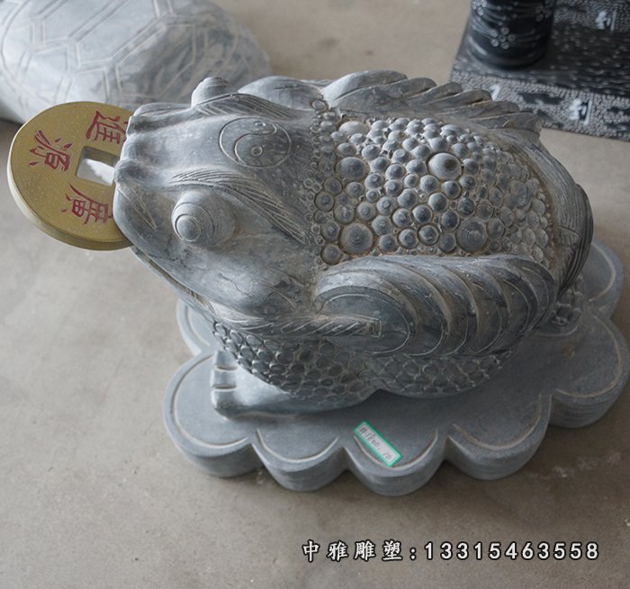 叼钱的金蟾石雕，青石金蟾