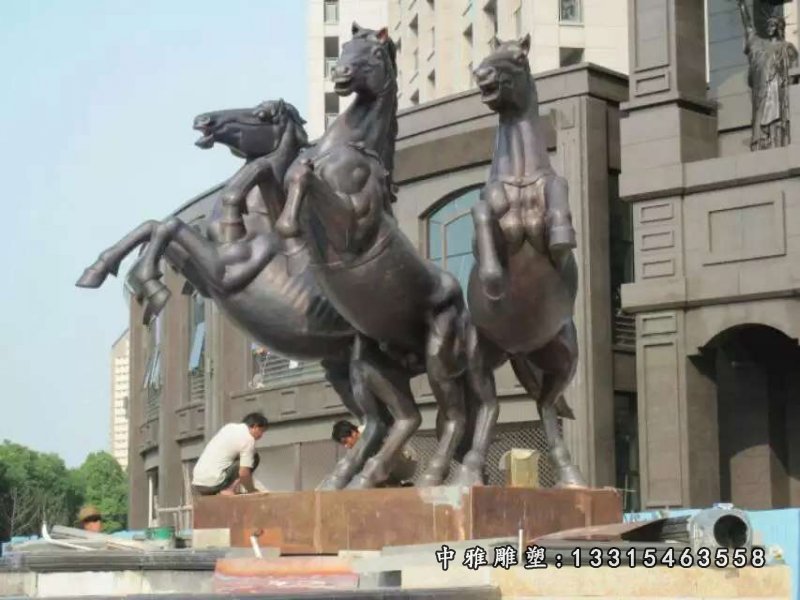 城市别墅景观三匹马雕塑
